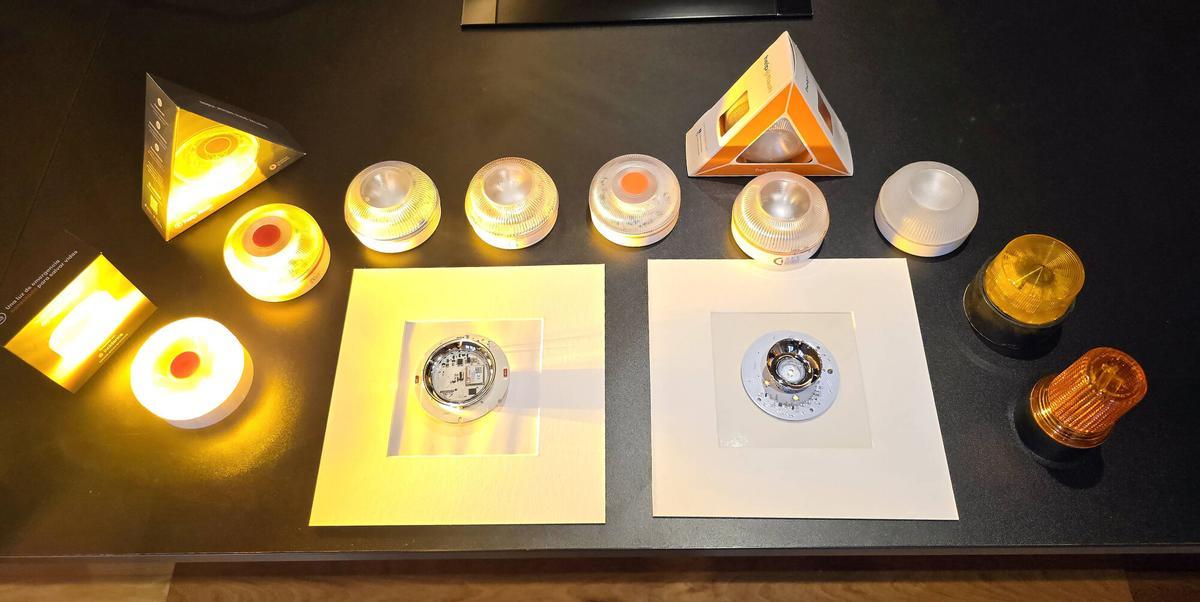 Vigo (calle Pontevedra). Los ex guardias civiles inventores de la baliza de emergencia o lubricante V16, y fundadores de la empresa tecnológica Netun: Jorge Torre (con camiseta) y Jorge Juan Costas (con camiseta)