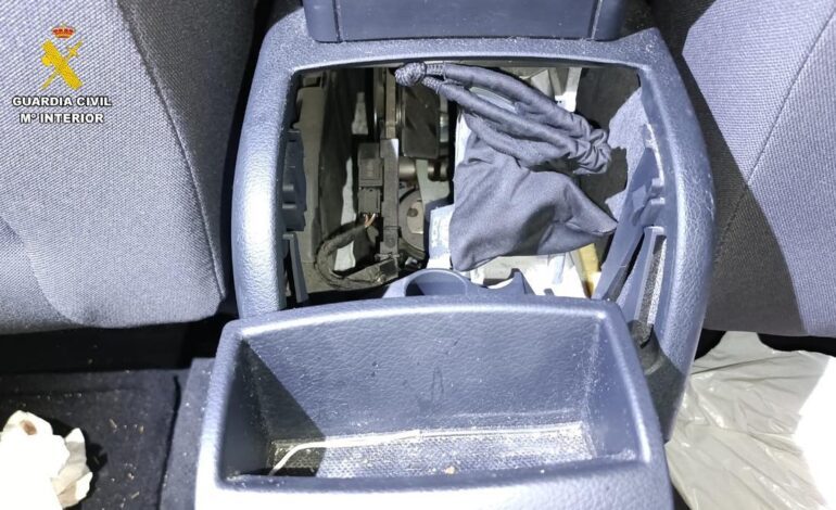 Detienen a un vecino de Vegadeo, de 22 años, por llevar droga escondida en el cenicero de su coche