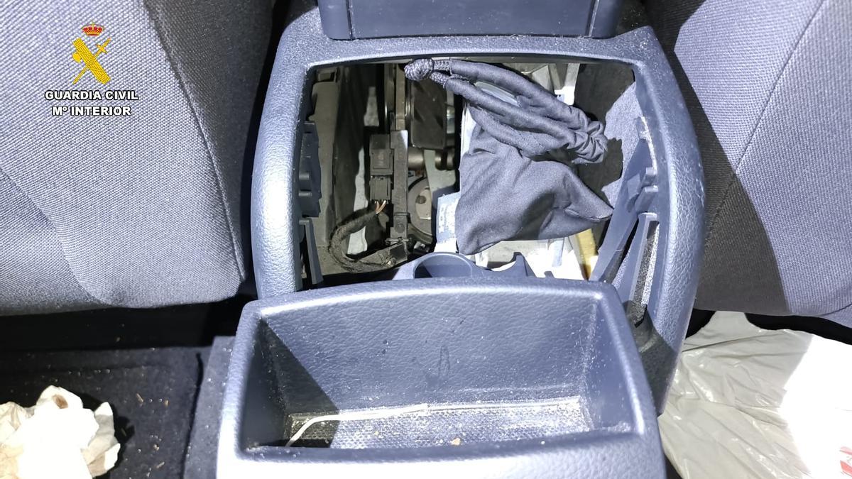 Detienen a un vecino de Vegadeo, de 22 años, por llevar droga escondida en el cenicero de su coche