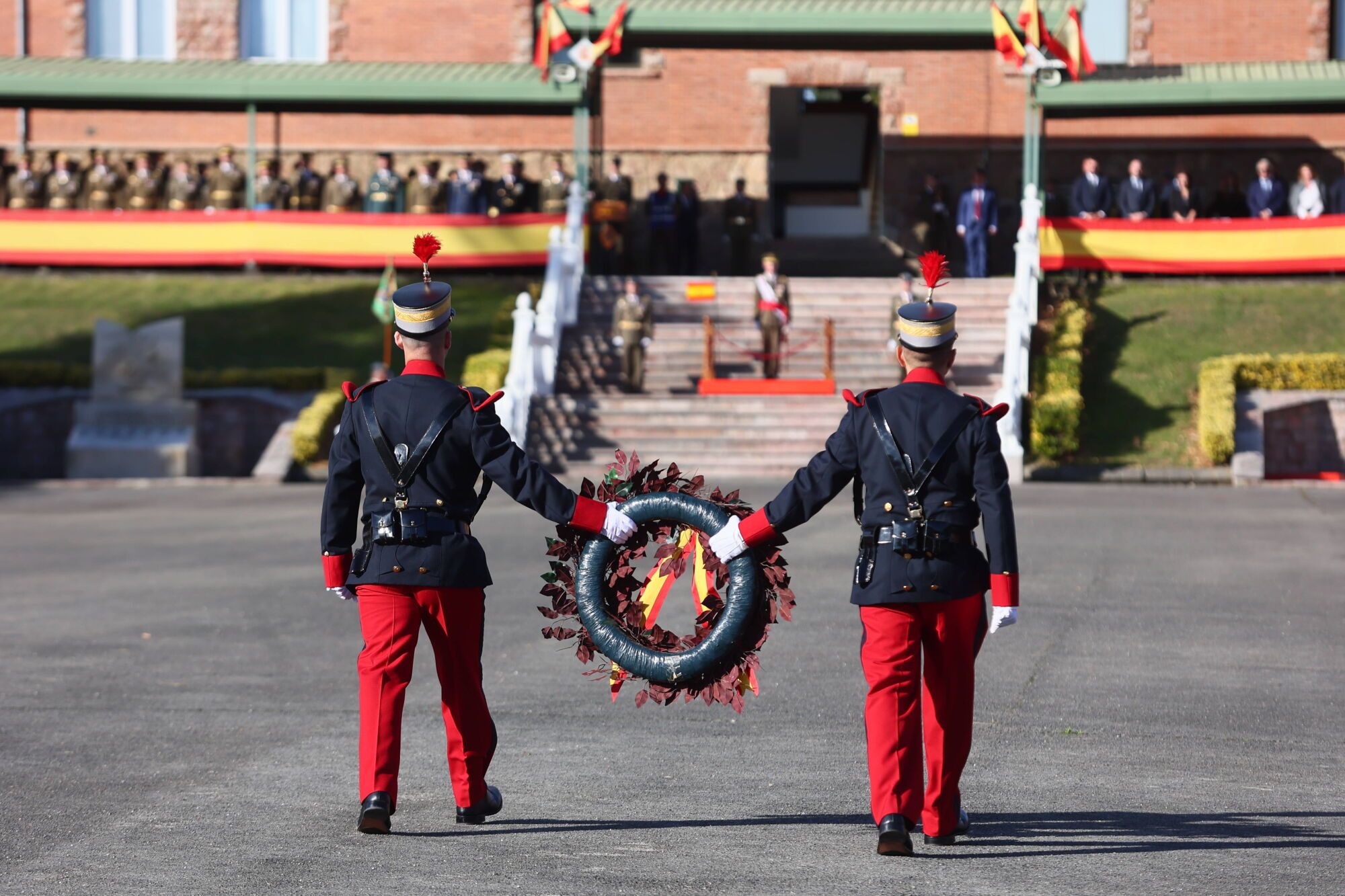 EN IMÁGENES: El acuartelamiento "Cabo Noval" se vistió esta mañana de gala para celebrar el día de la Inmaculada