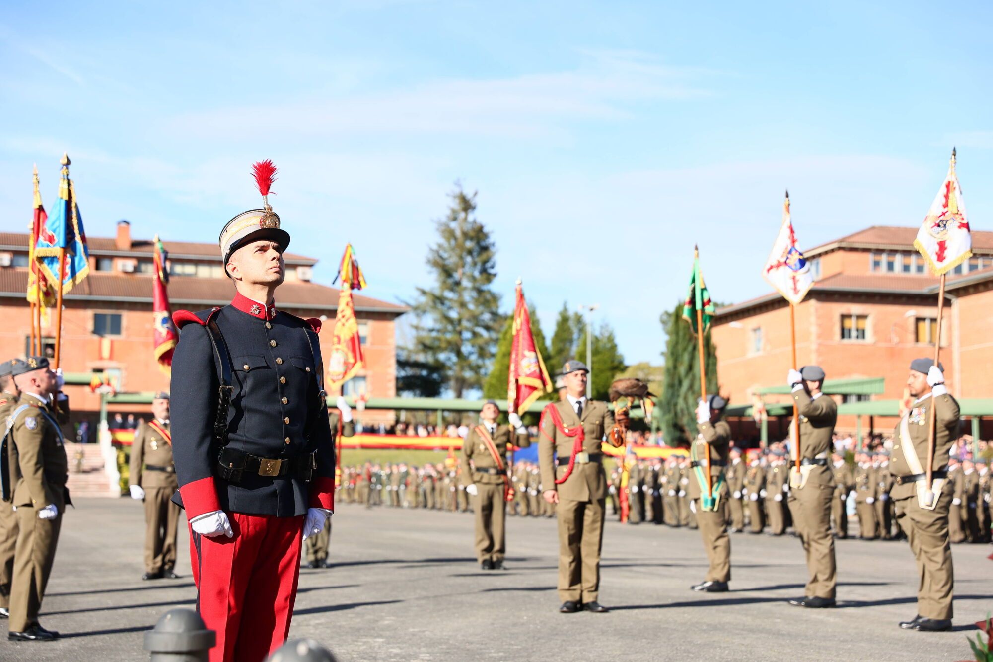 EN IMÁGENES: El acuartelamiento "Cabo Noval" se vistió esta mañana de gala para celebrar el día de la Inmaculada