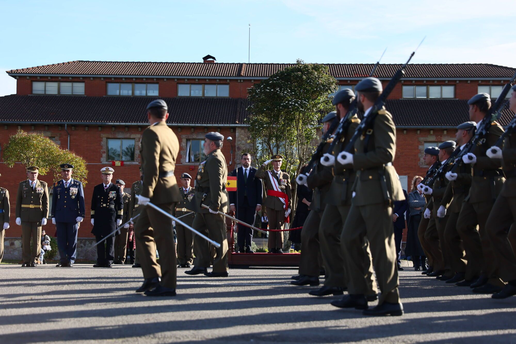 EN IMÁGENES: El acuartelamiento "Cabo Noval" se vistió esta mañana de gala para celebrar el día de la Inmaculada