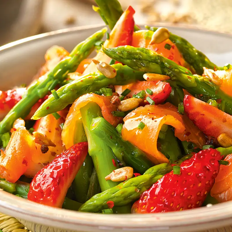 Ensalada de espárragos al vapor con salmón y fresas