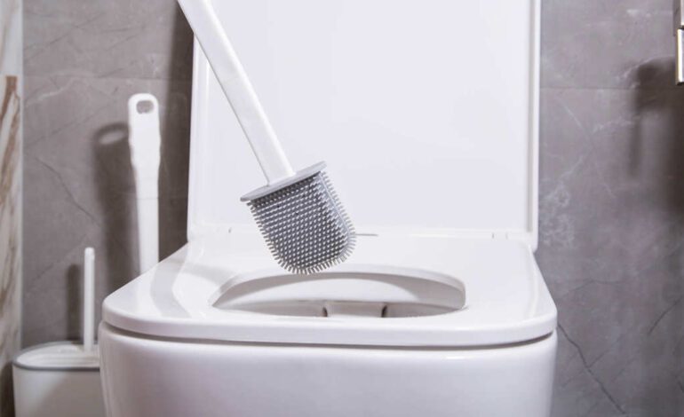 ¿Escobilla para el baño de cepillo tradicional o de silicona? Esto es lo que dicen los expertos sobre uno de los objetos más sucios del baño