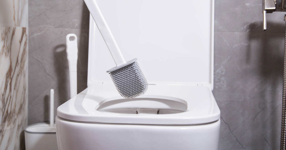 ¿Escobilla para el baño de cepillo tradicional o de silicona? Esto es lo que dicen los expertos sobre uno de los objetos más sucios del baño