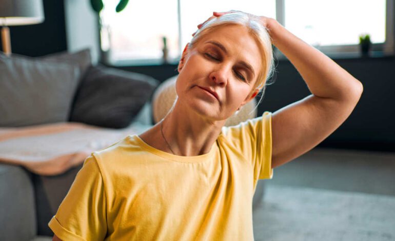 10 estiramientos sencillos de cervicales para aliviar y prevenir el dolor de hombros y cuello