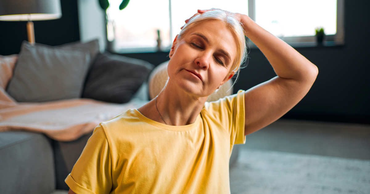 10 estiramientos sencillos de cervicales para aliviar y prevenir el dolor de hombros y cuello
