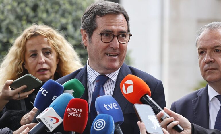 La CEOE denuncia que el Ministerio de Yolanda Díaz falsea el salario medio para elevar el SMI