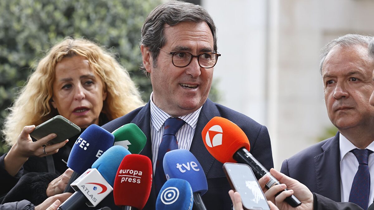 La CEOE denuncia que el Ministerio de Yolanda Díaz falsea el salario medio para elevar el SMI