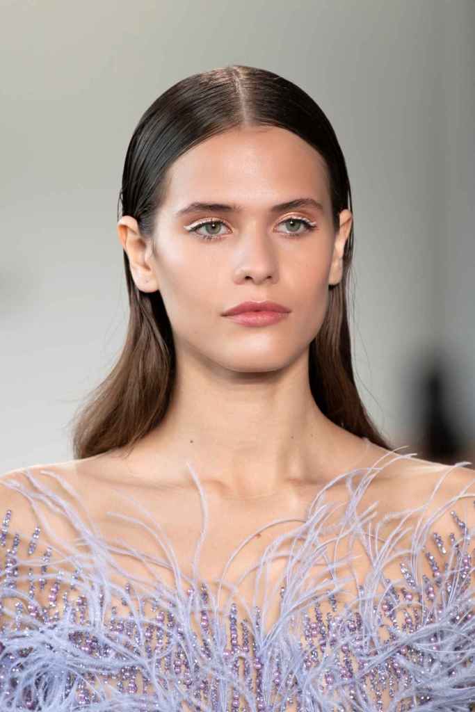 El delineador de ojos blanco puede ser nuestro gran aliado para hacer que nuestros ojos parezcan más grandes (Foto: Imaxtree).