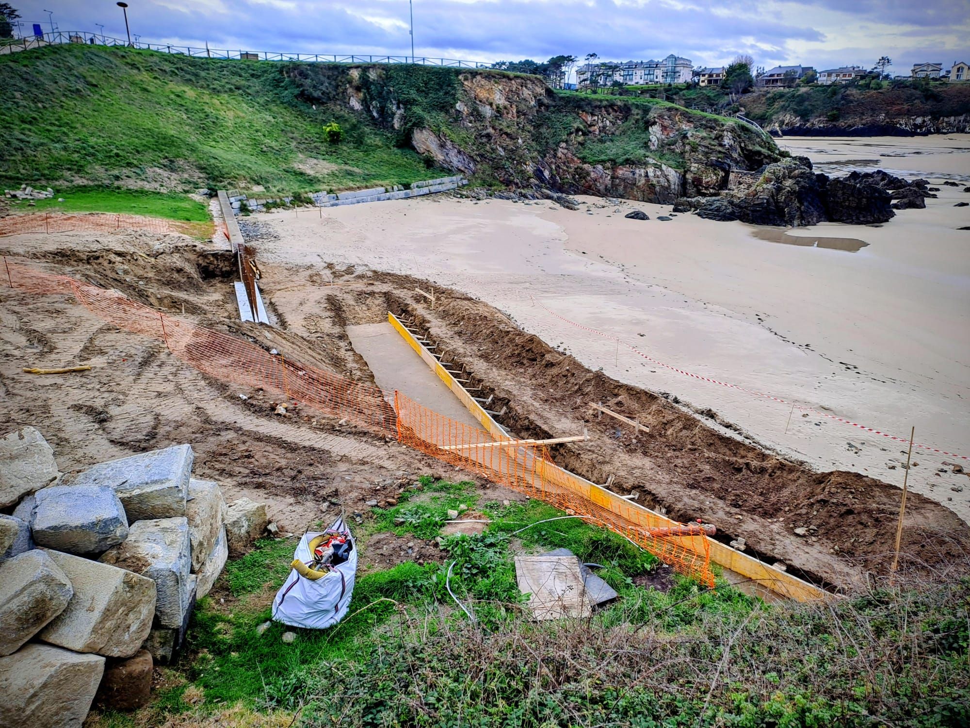 En imágenes: avanzan las obras de remodelación de los accesos a la playa de Tapia