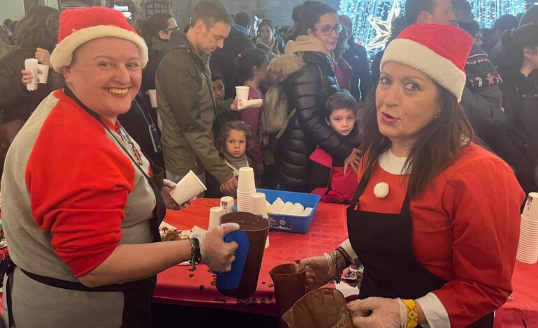 NAVIDAD RIBADESELLA | Ribadesella inicia el programa de actos navideños con el encendido del alumbrado para las fiestas