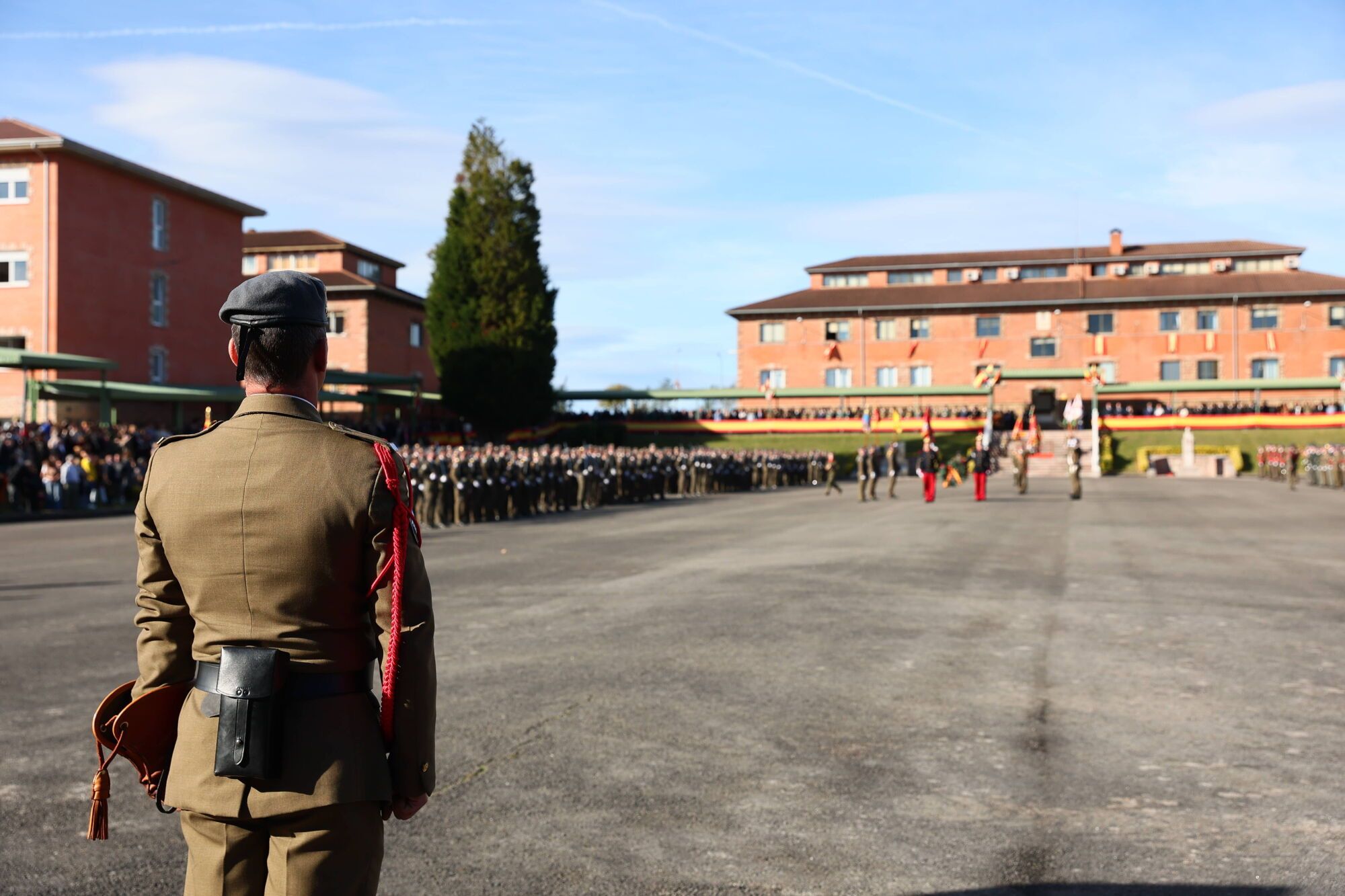 EN IMÁGENES: El acuartelamiento "Cabo Noval" se vistió esta mañana de gala para celebrar el día de la Inmaculada