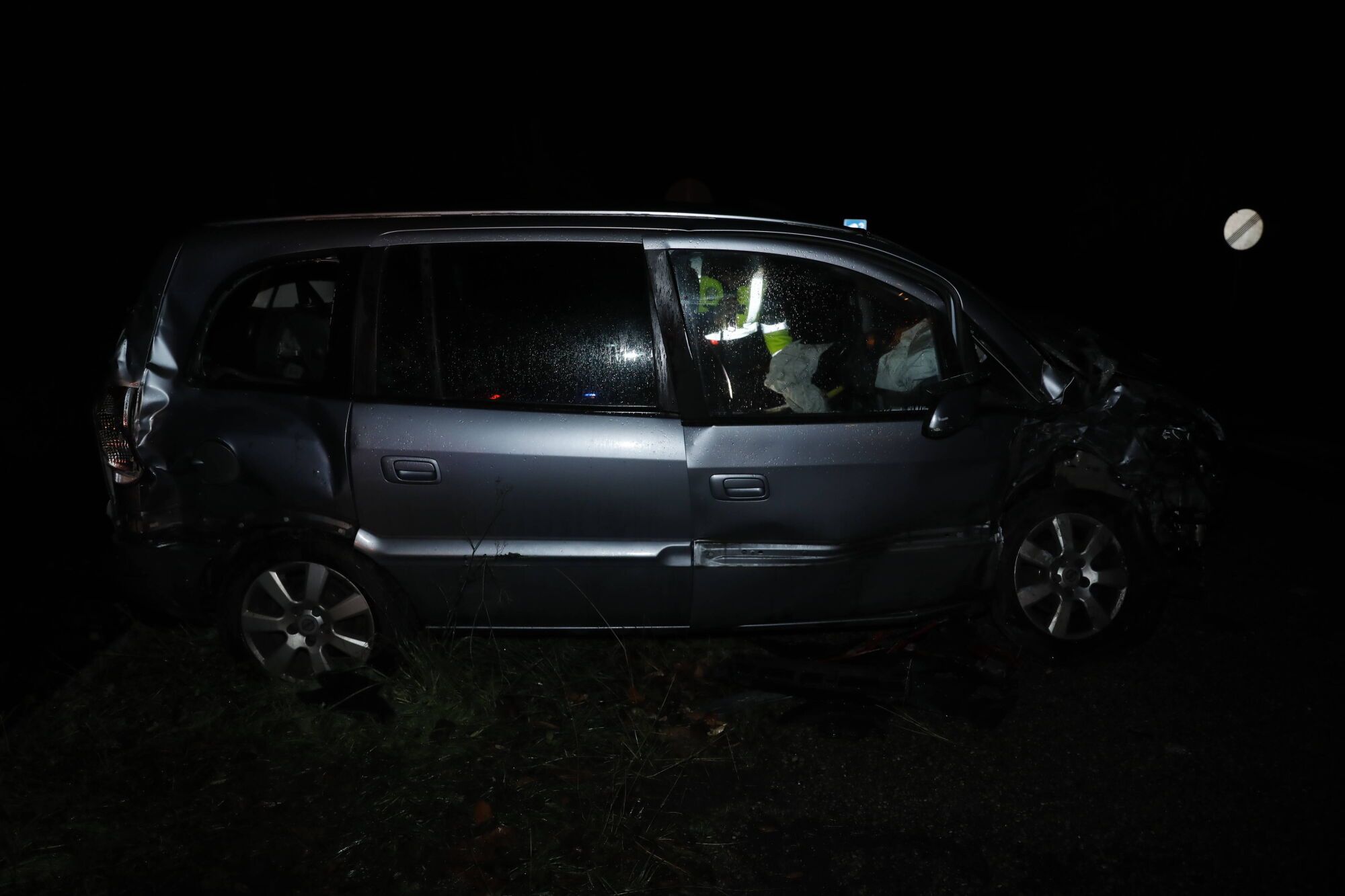 EN FOTOS: Angustioso rescate en Tineo tras un accidente en el que un coche cayó al río 
