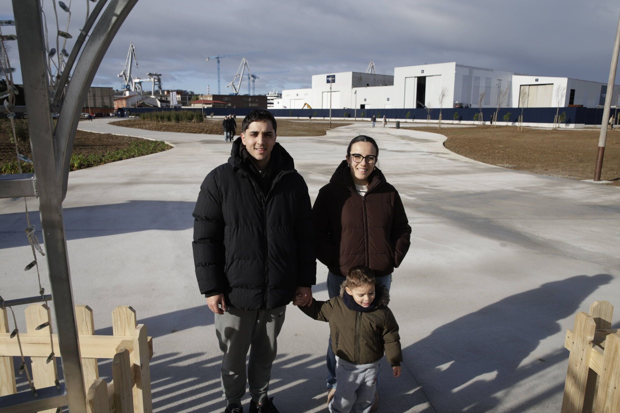 GIJÓN. La alcaldesa, Carmen Moriyón, y el concejal de Infraestructura Urbana y Rural, Gilberto Villoria, visitan el paseo Naval Azul.