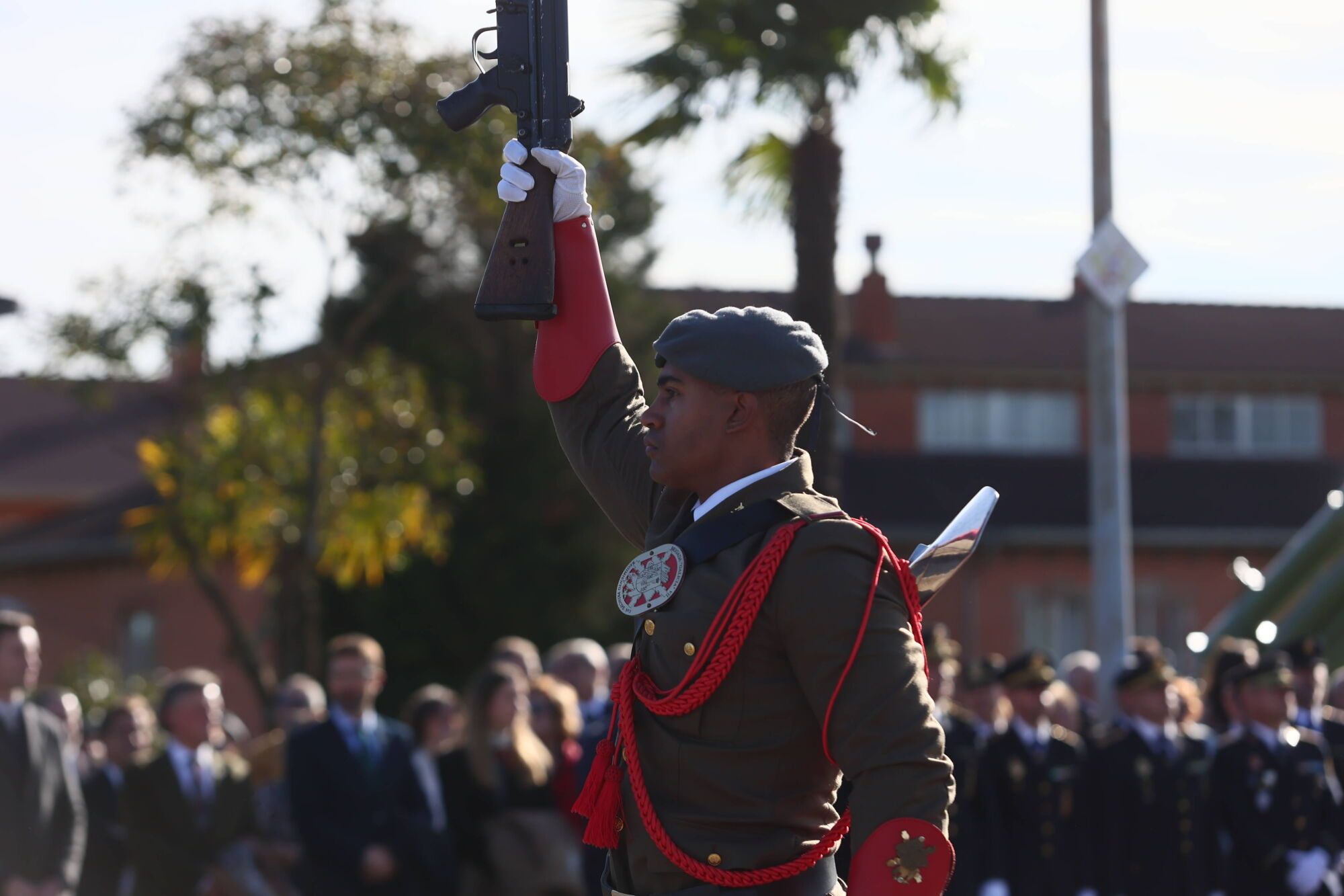 EN IMÁGENES: El acuartelamiento "Cabo Noval" se vistió esta mañana de gala para celebrar el día de la Inmaculada