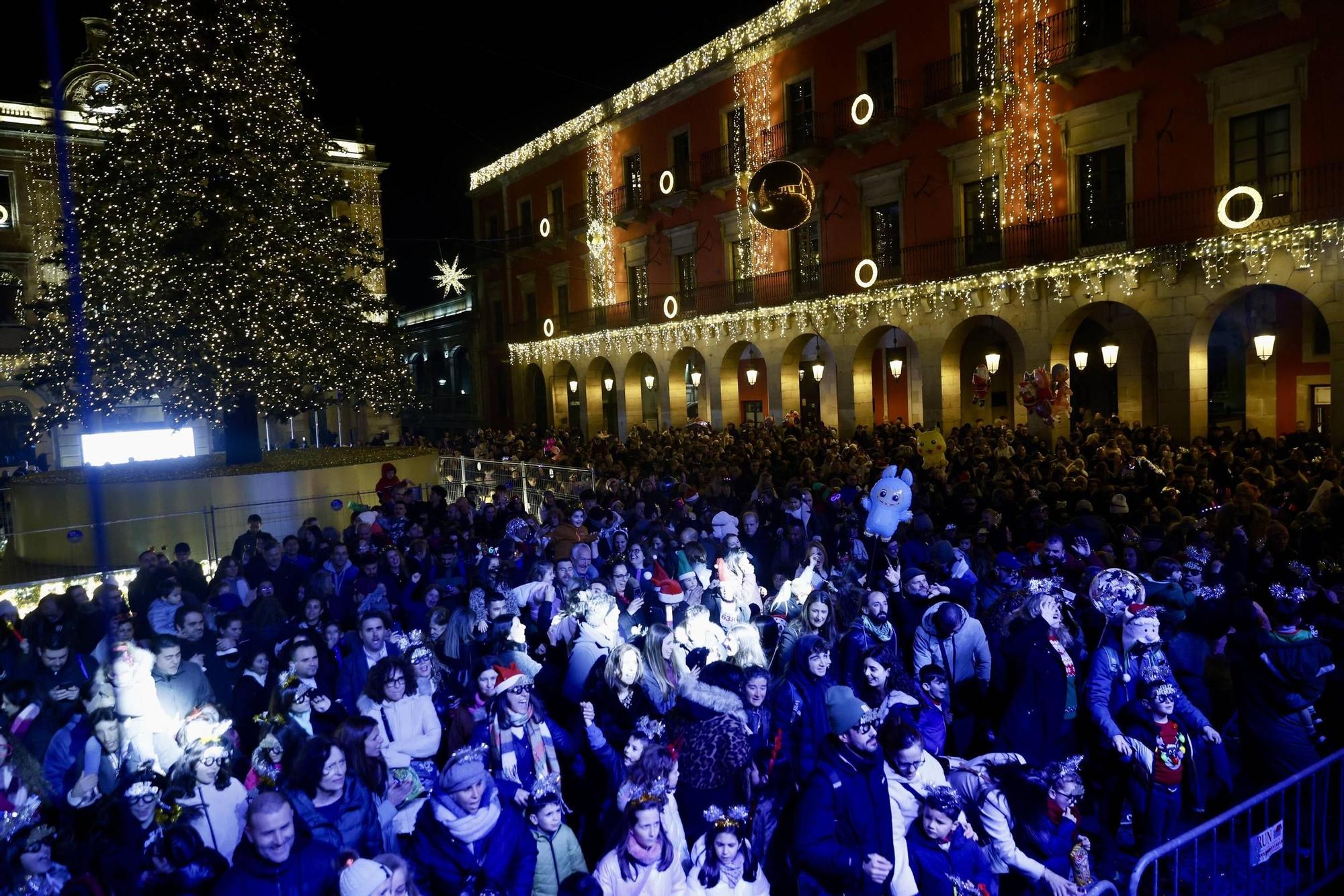 Las “pequecampanadas” llenan la Plaza Mayor de Gijón y conquistan a las familias: “Vamos a cambiar las de los mayores por las de los pequeños”