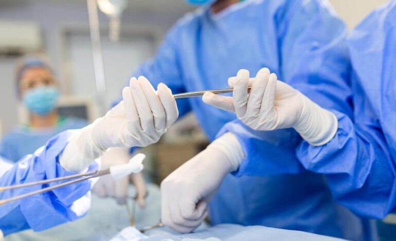 AGRESIÓN SEXUAL | Quién es el cirujano plástico detenido por violar a una paciente en un quirófano de Murcia: miles de seguidores en redes sociales y con consulta en Madrid