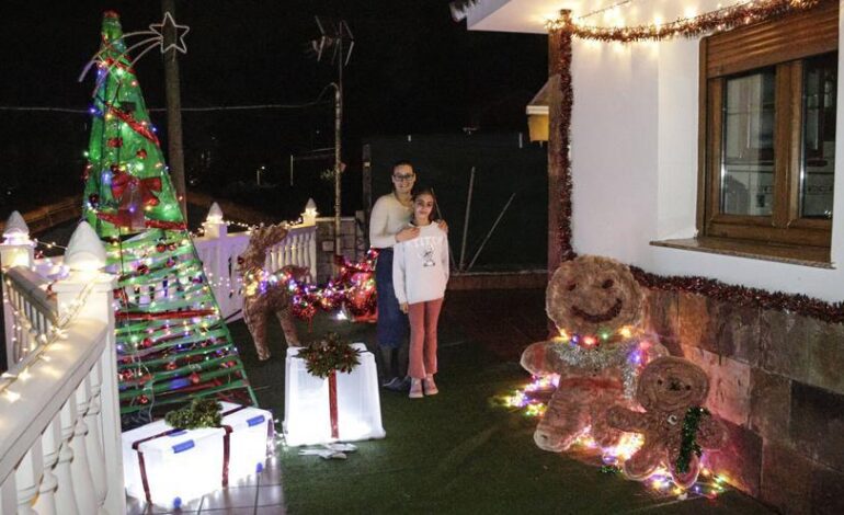 Los vecinos de El Muselín engalanan el barrio por Navidad