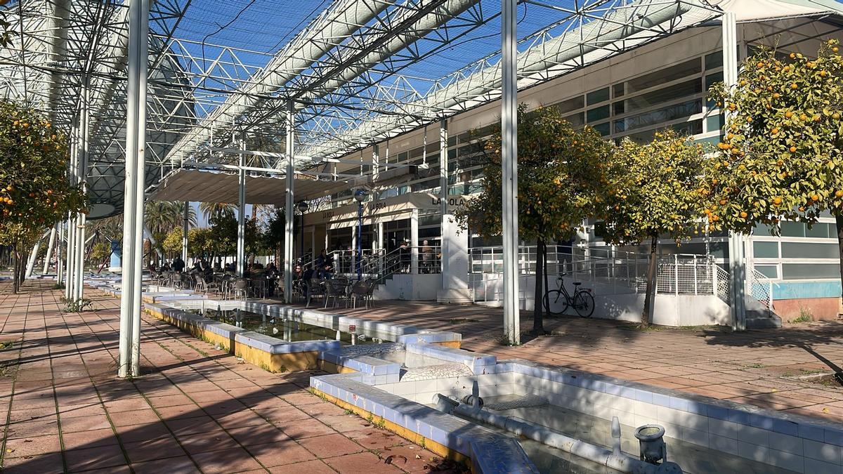 REGISTRO GUARDIA CIVIL | La UCO registra un bar en La Cartuja en Sevilla dentro de la investigación por corrupción del caso de Leire Díaz y Vicente Fernández