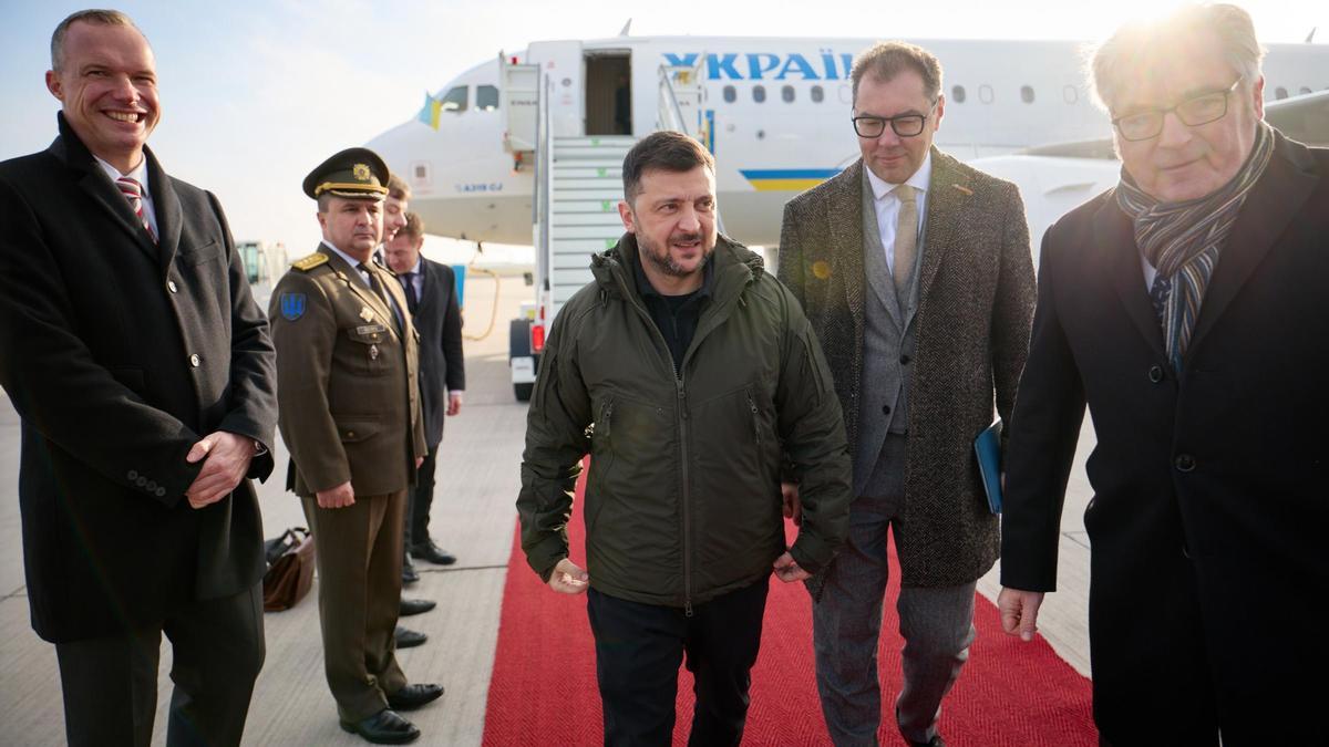 Zelenski aterriza en Berlín para mantener reuniones con los emisarios de Trump