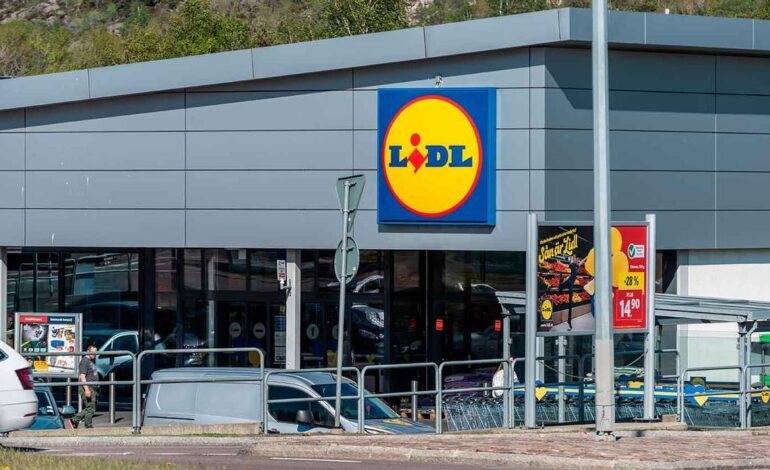 Adiós a la suciedad de ventanas y persianas con la sopladora de aire de mano de Lidl que acaba de bajar su precio