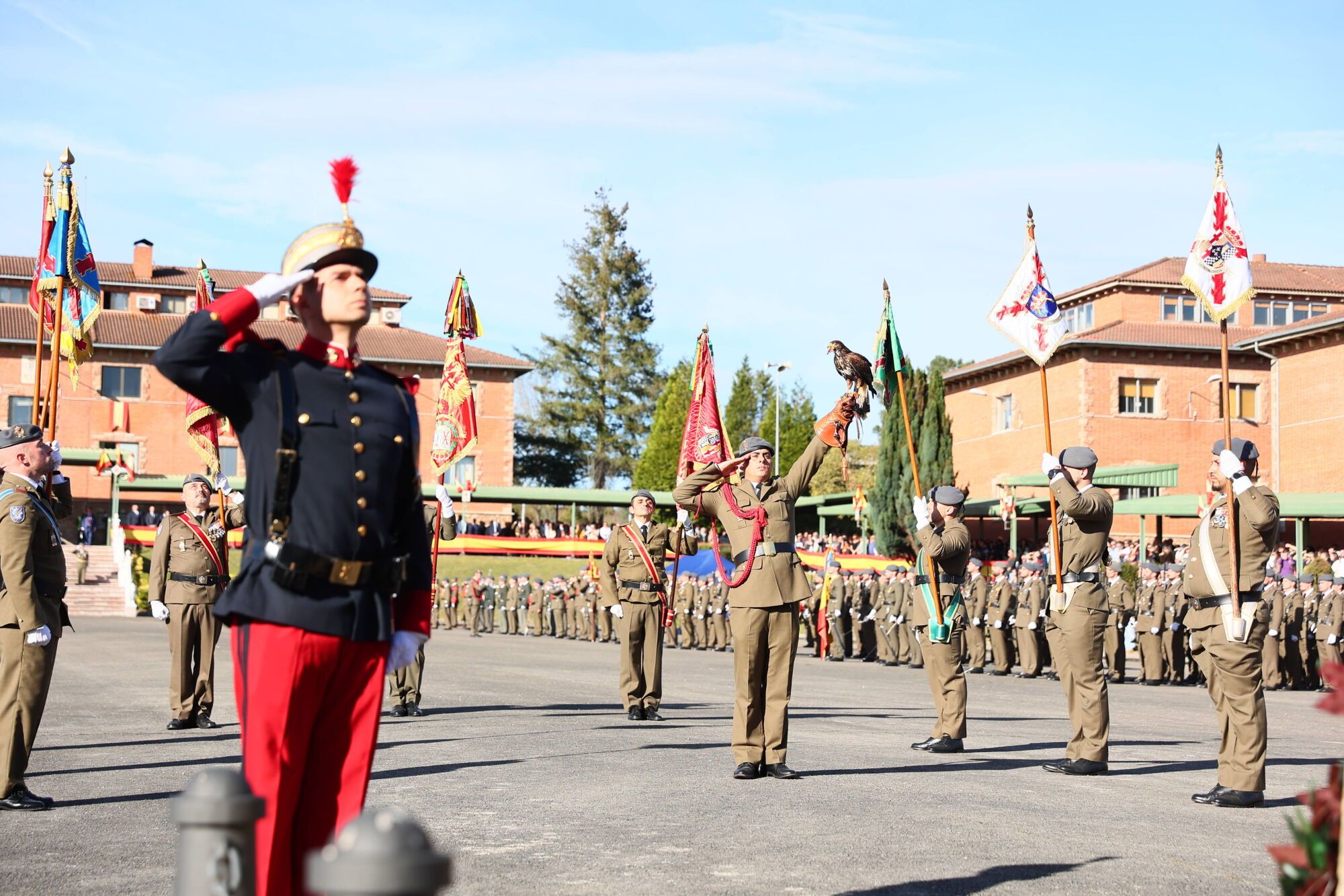 EN IMÁGENES: El acuartelamiento "Cabo Noval" se vistió esta mañana de gala para celebrar el día de la Inmaculada
