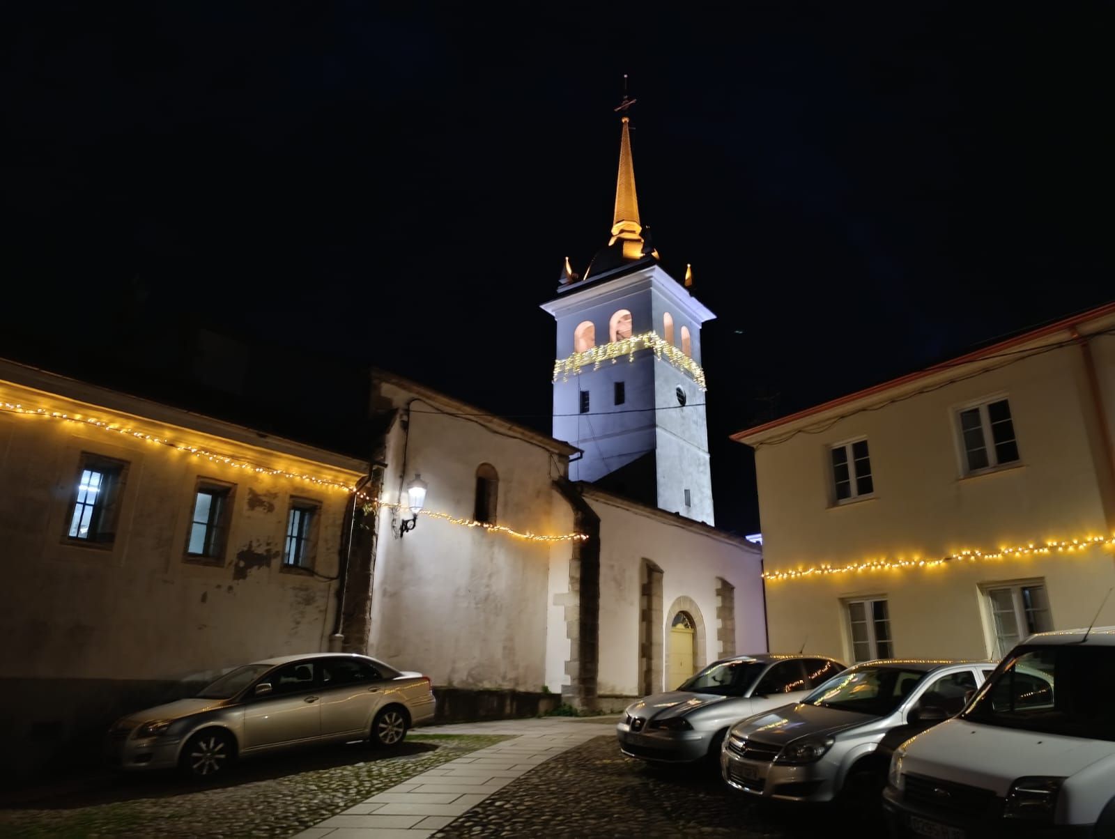 En imágenes: Los Amigos del Árbol transforman Castropol en un pequeño cuento navideño
