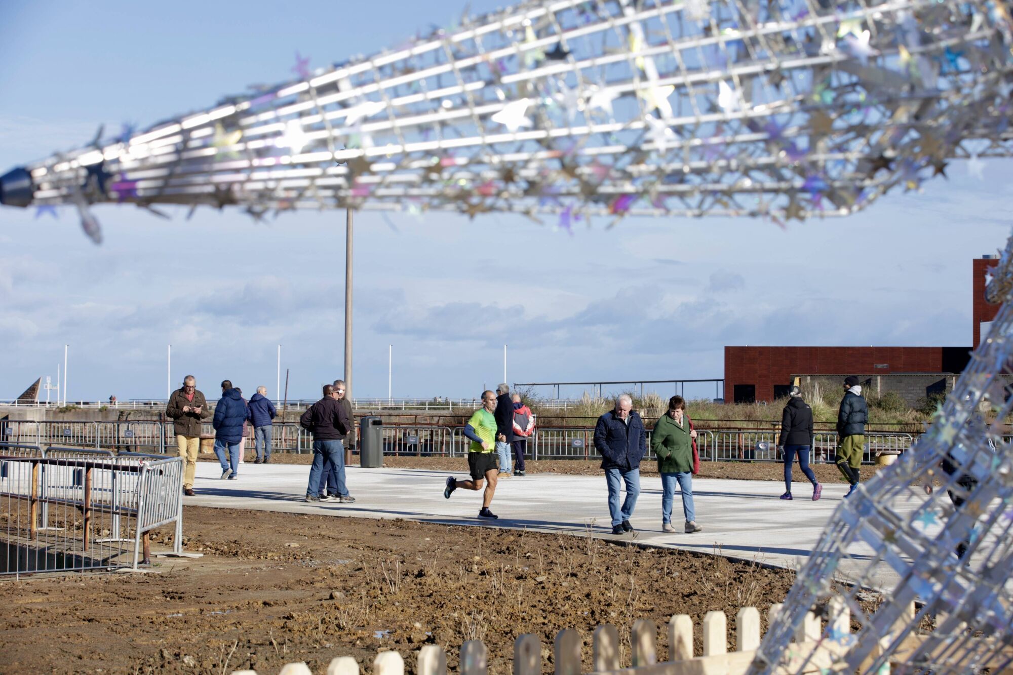 GIJÓN. La alcaldesa, Carmen Moriyón, y el concejal de Infraestructura Urbana y Rural, Gilberto Villoria, visitan el paseo Naval Azul.
