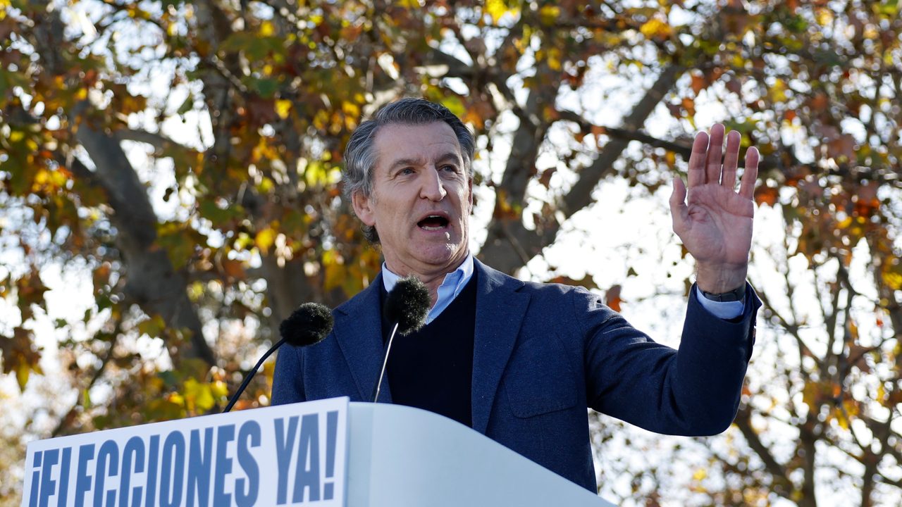 Feijóo acusa a Pedro Sánchez de estar «perdiendo la dignidad» por «implorar» a Junts: «Es una comedia»