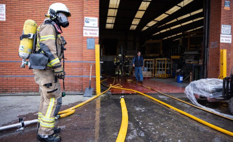 Cuatro evacuados en un incendio declarado en el antiguo matadero de Bilbao