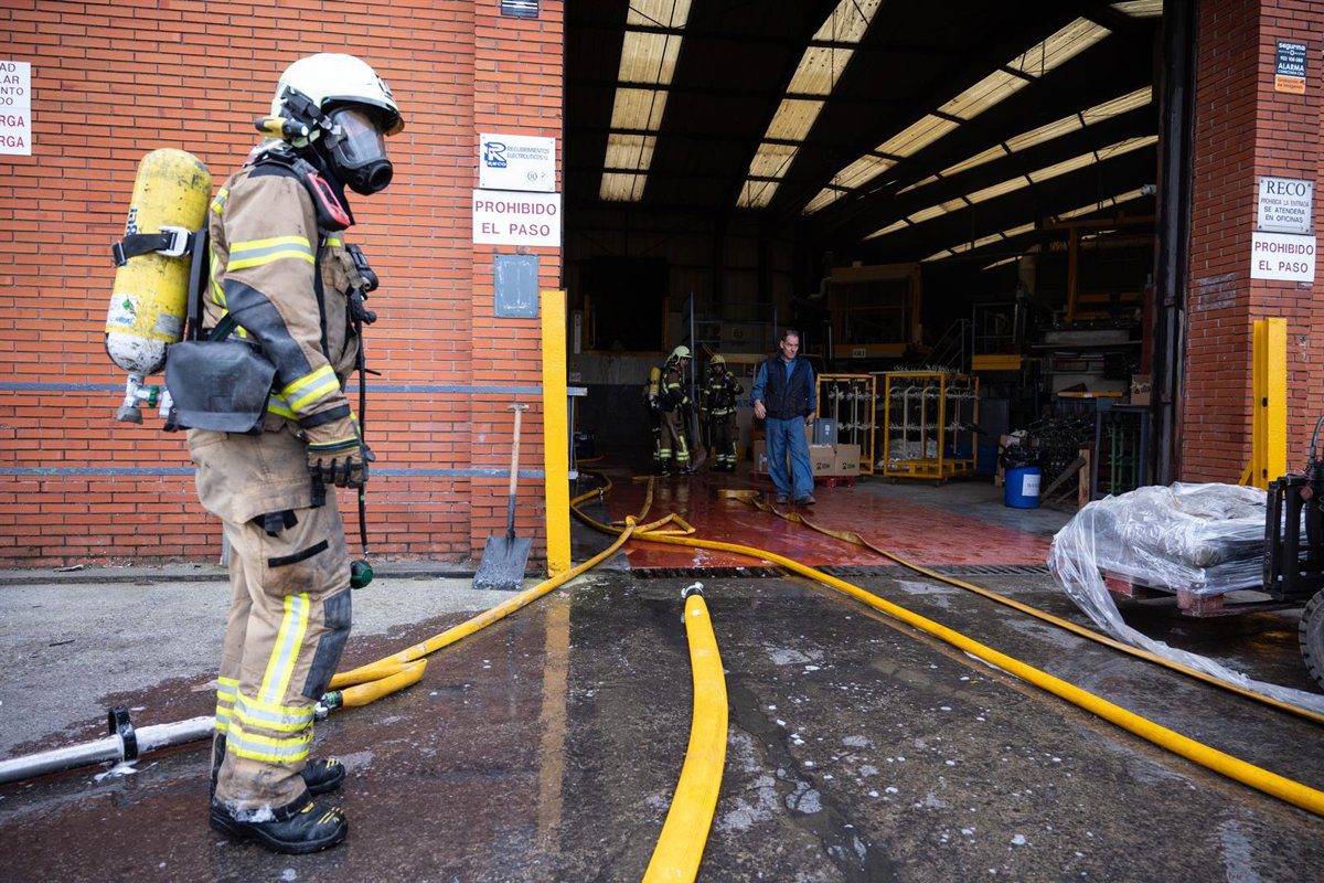 Cuatro evacuados en un incendio declarado en el antiguo matadero de Bilbao