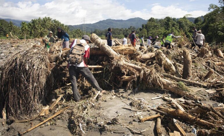 Aumentan a más de 600 los muertos y a cerca de 460 los desaparecidos por las inundaciones en Indonesia