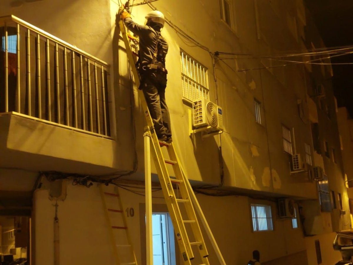 Endesa corta en Almería 250 enganches irregulares en los registros policiales, 12 con plantaciones de marihuana