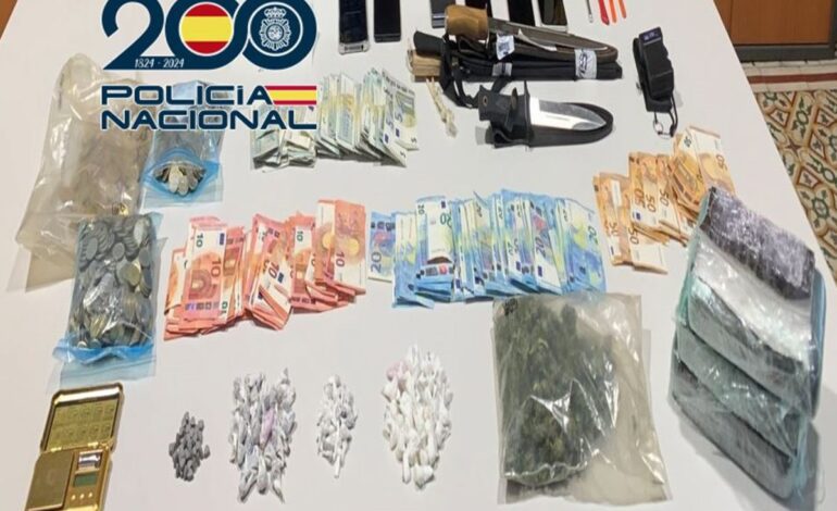 Desmantelados tres puntos de venta de droga en Baza (Granada) e intervenidos tres machetes
