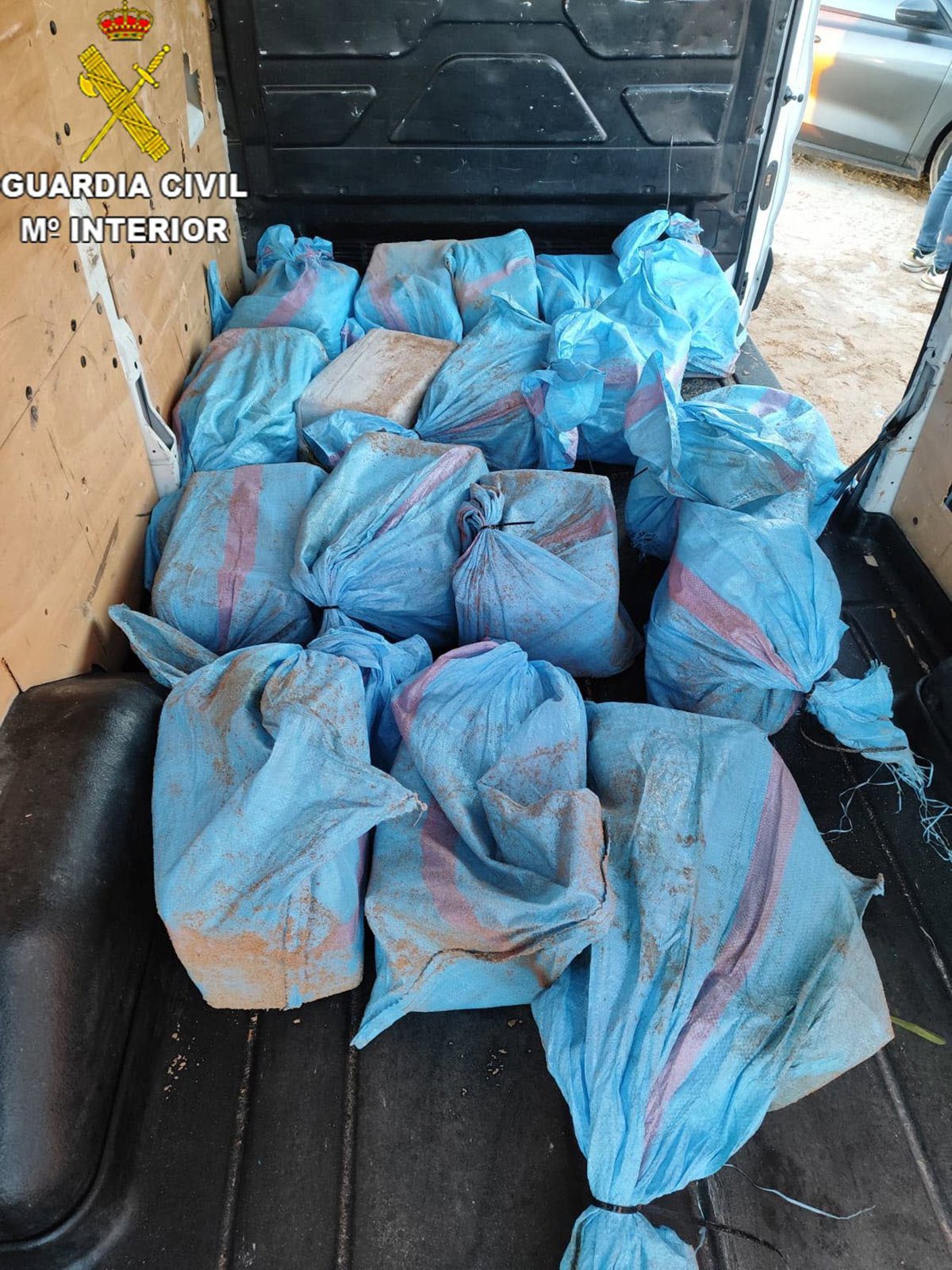 Abortado un alijo de 410 kilos de cocaína que iba a ser desembarcado en Barbate (Cádiz) con dos detenidos