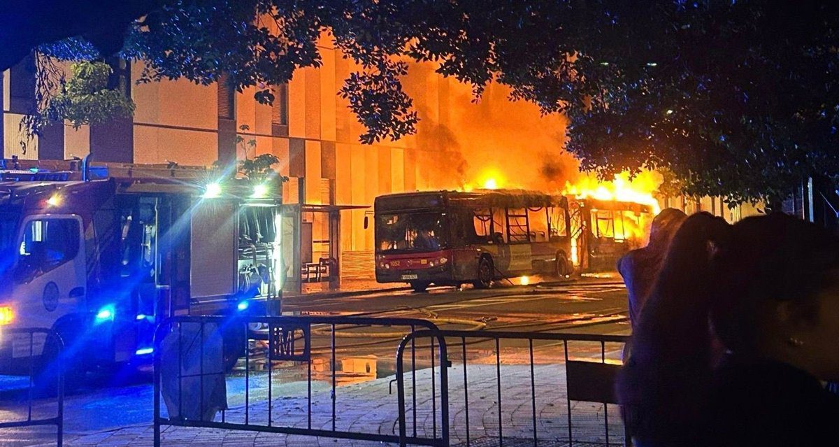 Arde sin heridos en Sevilla un autobús de Tussam en la Cartuja con viajeros en su interior