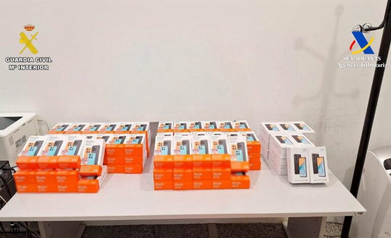 Intervienen en el aeropuerto de Loiu 114 móviles sin declarar para su venta en Guinea valorados en más de 9.000 euros