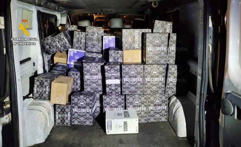 Tres detenidos al ser sorprendidos cuando sustraían mil botellas de vino de dos camiones en Monesterio