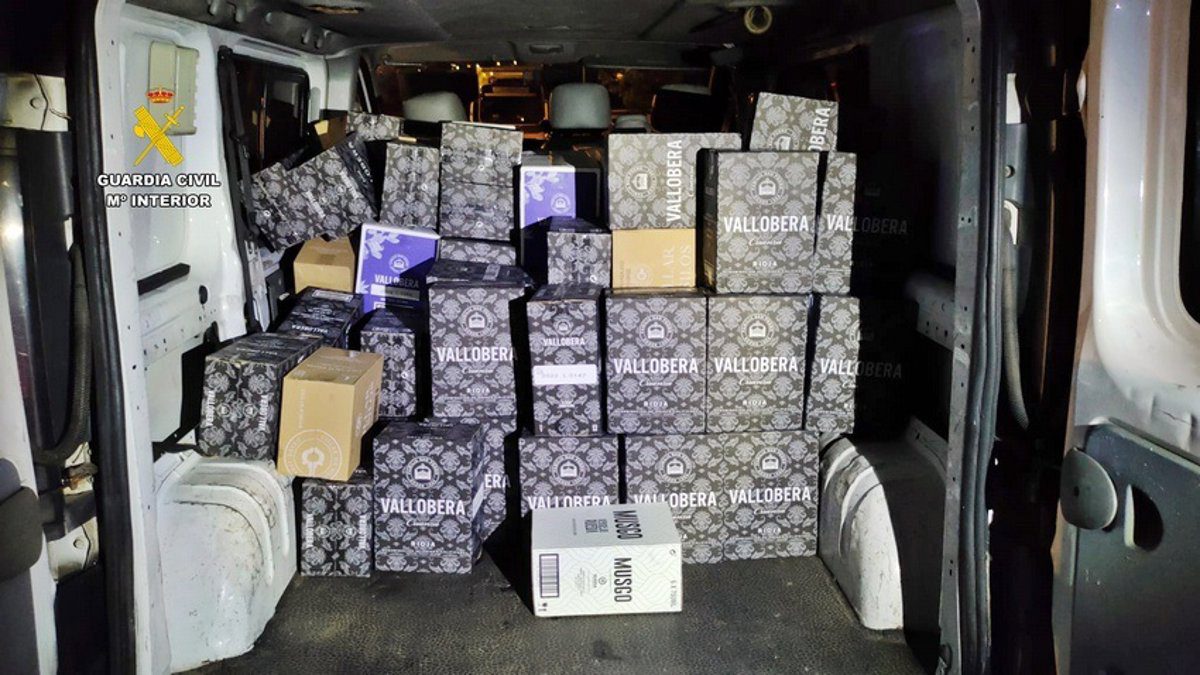 Tres detenidos al ser sorprendidos cuando sustraían mil botellas de vino de dos camiones en Monesterio