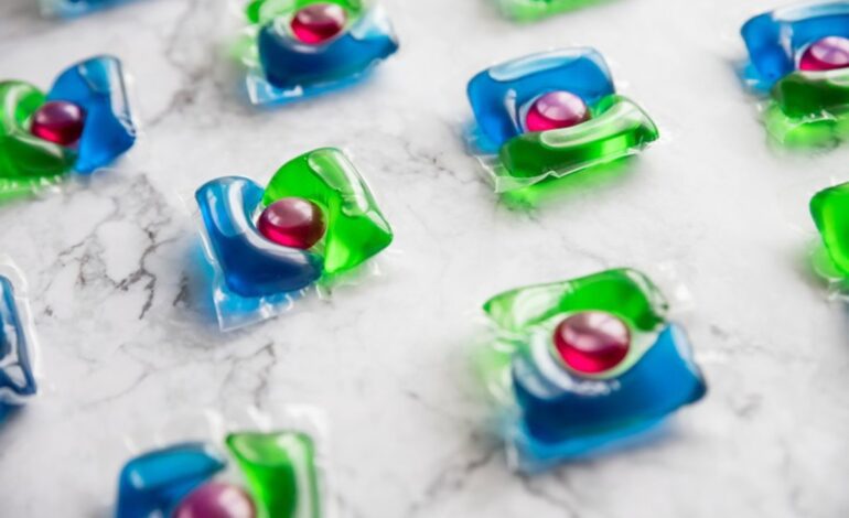 Roba cinco cajas de detergente en un supermercado de Santander