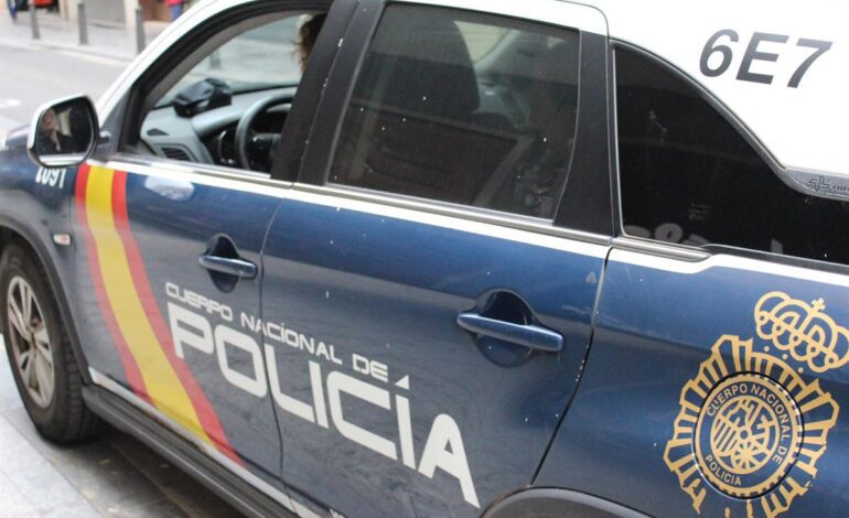 Detenidos un hombre y una mujer al frente de un punto de venta de cocaína en una vivienda en Estepona (Málaga)