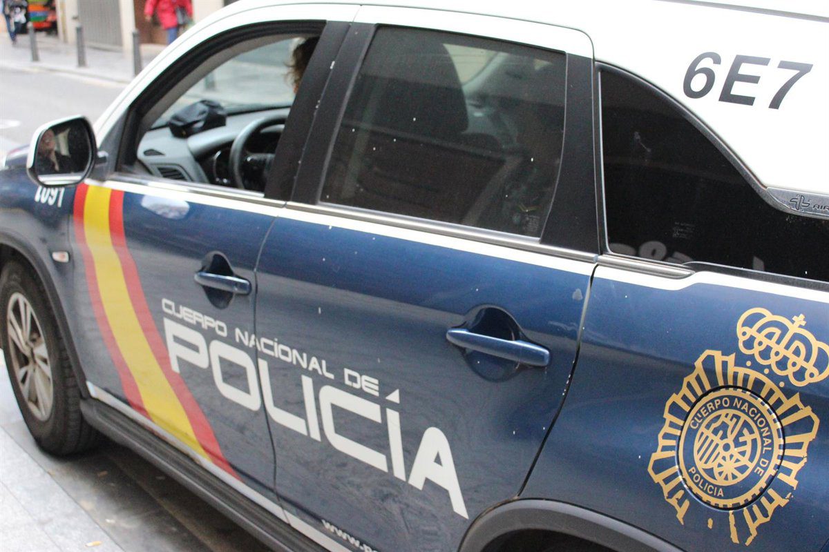 Detenidos un hombre y una mujer al frente de un punto de venta de cocaína en una vivienda en Estepona (Málaga)