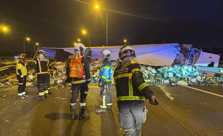 Dos heridos al colisionar un turismo contra un camión que quedó semivolcado en medio de la vía en Getafe