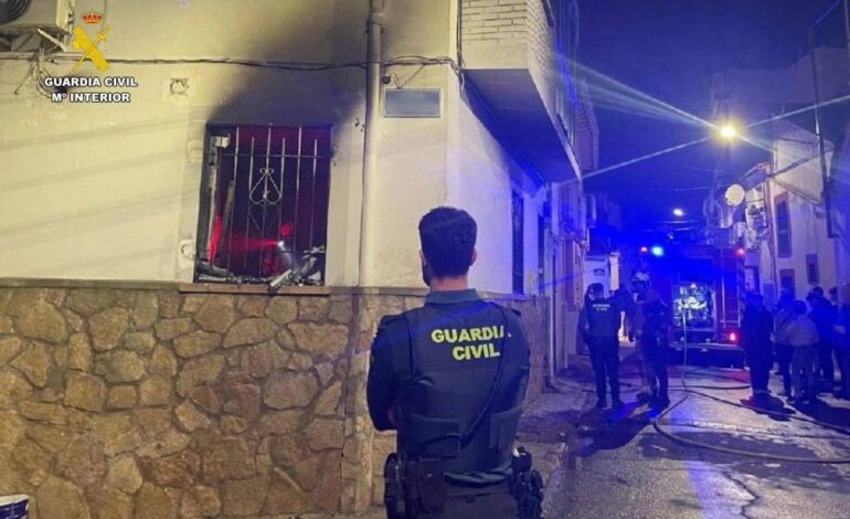 Los dos heridos en el incendio en una vivienda en Navalmoral de la Mata son trasladados a Madrid en estado «muy grave»