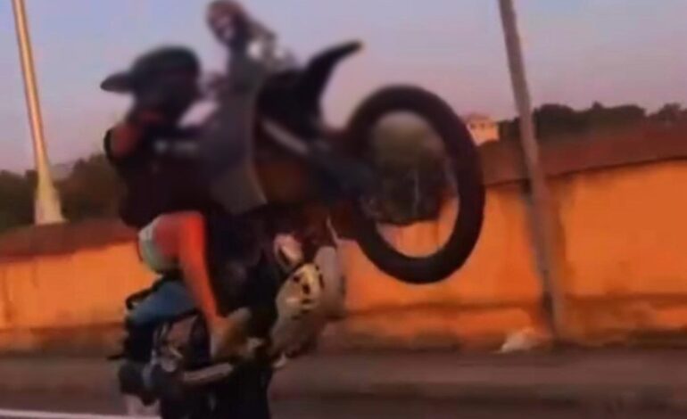 Investigan a un joven por maniobras temerarias en moto en Ahigal (Cáceres) que difundía en redes sociales