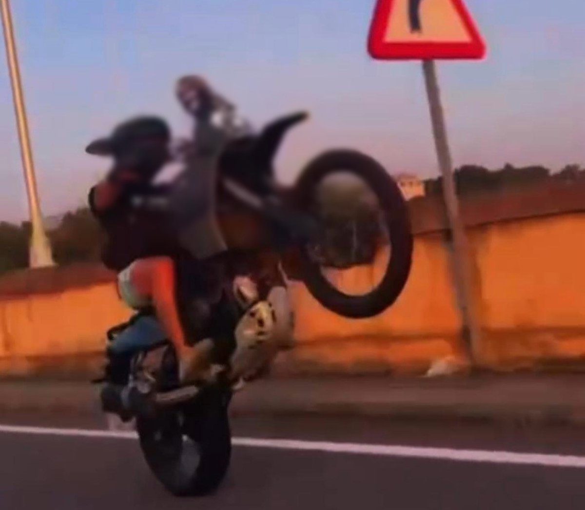 Investigan a un joven por maniobras temerarias en moto en Ahigal (Cáceres) que difundía en redes sociales