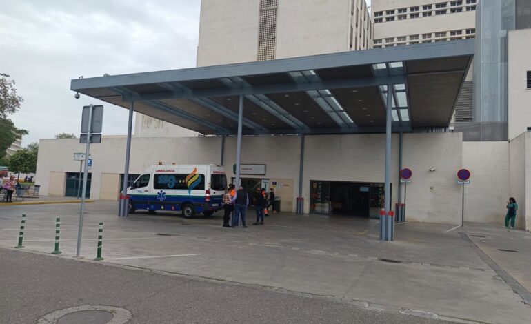 Evacuado al hospital un octogenario herido con quemaduras en el incendio de una vivienda en Córdoba