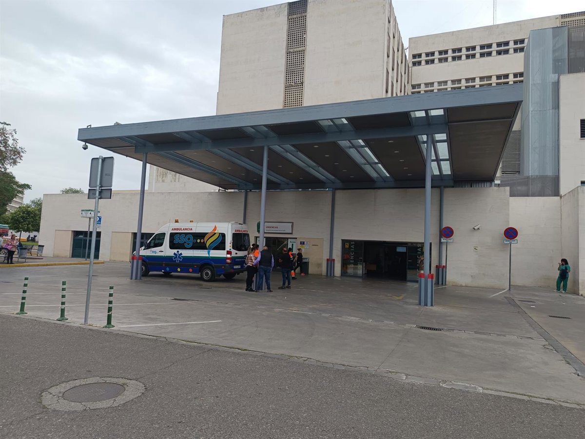 Evacuado al hospital un octogenario herido con quemaduras en el incendio de una vivienda en Córdoba