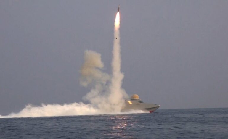 La Armada de la Guardia Revolucionaria lanza misiles balísticos y de crucero durante sus maniobras cerca de Ormuz